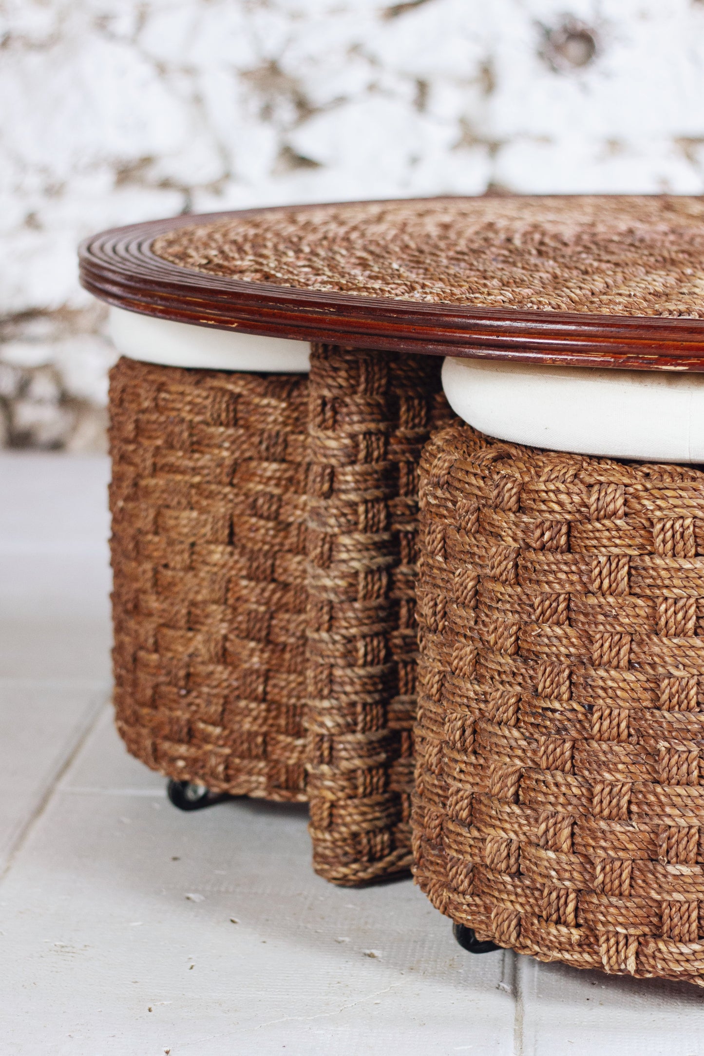 Table basse ronde et tabourets en corde tressée et rotin, 1970