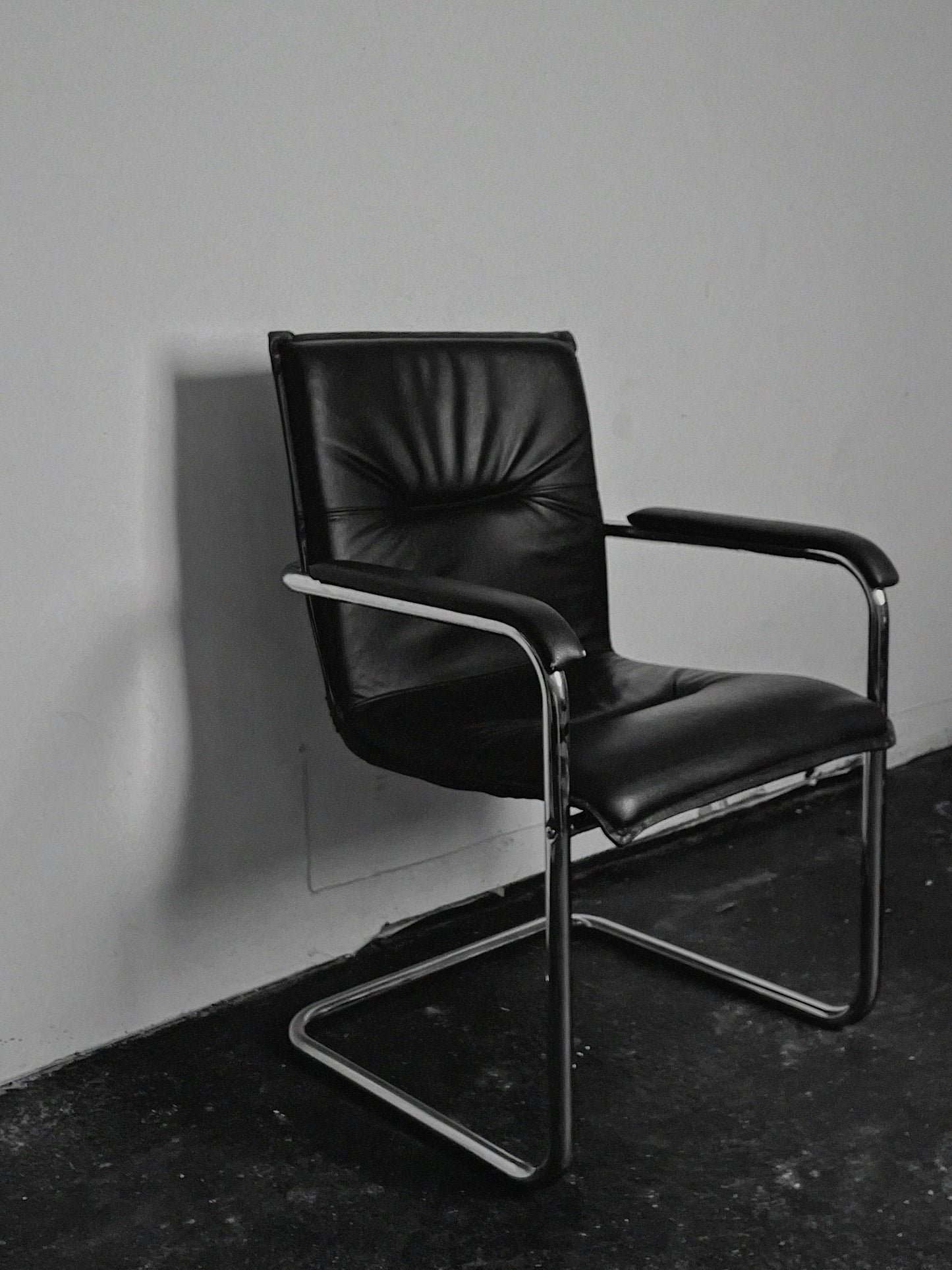 Fauteuil cantilever skaï, 1970