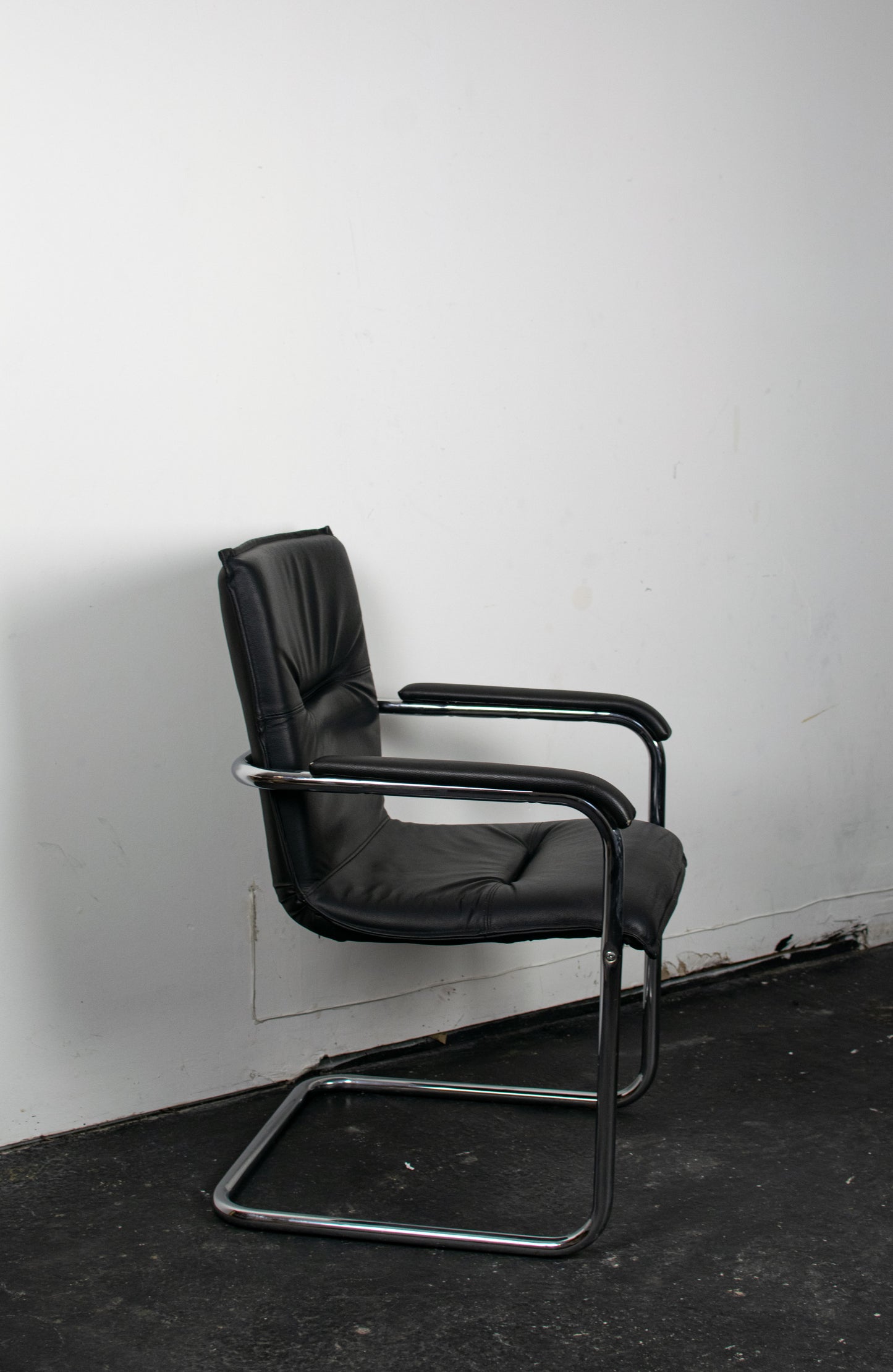 Fauteuil cantilever skaï, 1970