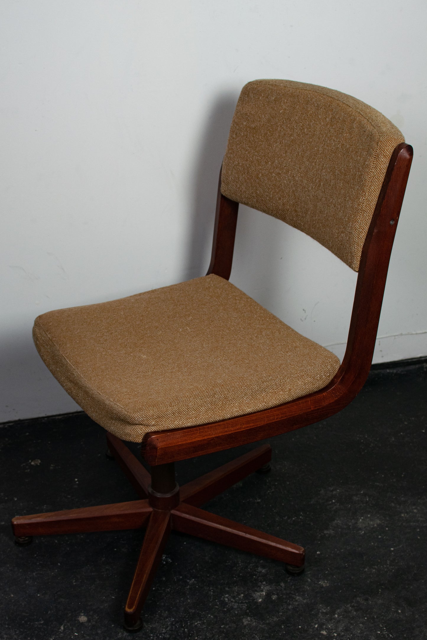 Fauteuil pivotant en teck danois, 1960